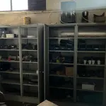 LOTE 041 - 2 armarios grande com 2 portas em aço porta peças e sobras 