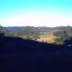 LOTE 001 - área de terras rurais, constituída de parte dos lotes nos 03 e 04, situada no lugar denominado “Cerro Grande – Duas Léguas” com a área de 127.600m2 e área de terras rurais, constituída de parte dos lotes nos 06 e 07, situada no lugar denominado “Cerro Grande – Três Léguas” com a área de 161.333m2