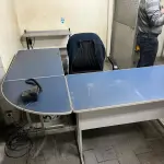 LOTE 022 - mesa em L cor azul com cadeira preta e mesa auxiliar