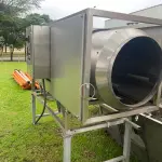 LOTE 072 - Lote de fornos de aplicação de cobertura e sabor , em inox, estado de sucata, tacho em inox, esteiras usadas, etc. Em Ijuí/RS