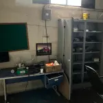 LOTE 049 -  mesa azul em mau estado e quadro verde