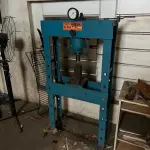 LOTE 047 - prensa 30 ton com mesinha branca
