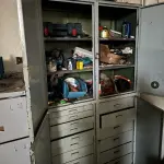LOTE 045 - arquivo de aço 4 gavetas e armario gaveteiro com peças e sucatas