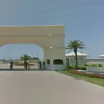 LOTE 002 - Os direitos e ações sobre o terreno urbano, sem benfeitorias, no Cond. Horizontal Ocean Side área real privativa de 480m2