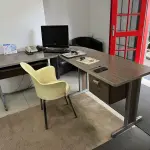 LOTE 058 - mesa em L cor marrom com 2 gavetas e cadeira amarela, monitor, teclado