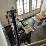 LOTE 004 - 3 mesas de escritorio em  mau estado duas bege e outra cinza