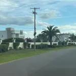 LOTE 001 - Os direitos e ações sobre o terreno urbano, sem benfeitorias, no Cond. Horizontal Ocean Side, c/área real privativa de 480m2