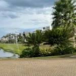 LOTE 001 - Os direitos e ações sobre o terreno urbano, sem benfeitorias, no Cond. Horizontal Ocean Side, c/área real privativa de 480m2