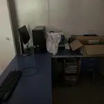 LOTE 010 - mesa em L cor azul com gaveteiro e cadeira preta