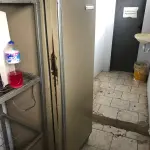 LOTE 062 - uma geladeira em mau estado
