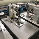 LOTE 040 - uma maquina de costura de coluna Ivomaq