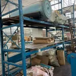 LOTE 130 - lote de prateleiras metalizas e algumas mesas dentro do almoxarifado com todo o material nas prateleiras