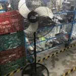 LOTE 050 - um ventilador de pedestal