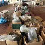 LOTE 246 - Lote com rolos de tecido, sintético, componentes