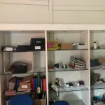 LOTE 082 - prateleira, mesinha de canto, cadeiras de palha