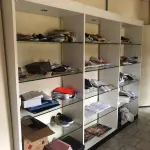 LOTE 082 - prateleira, mesinha de canto, cadeiras de palha