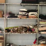 LOTE 072 - lote de mesas de escritorio e prateleiras simples, com cadeira