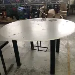 LOTE 025 - mesa grande redonda e uma mesa de escritorio