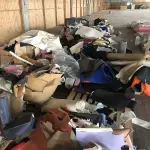 LOTE 246 - Lote com rolos de tecido, sintético, componentes