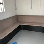 LOTE 086 - mesa da recepção e sofa em l