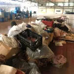 LOTE 246 - Lote com rolos de tecido, sintético, componentes