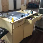 LOTE 153 - Armário mesa com 3 portas e 3 gavetas