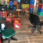 LOTE 132 - 2 cadeiras preta com rodas e verde