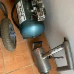 LOTE 000 - Uma pistola pneumática para abate de bovino