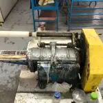 LOTE 018 - maquina de passar cola em mau estado