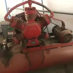 LOTE 149 - Compressor de ar vermelho 