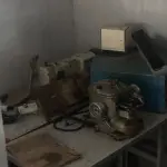 LOTE 069 - uma maquina de costura debrum