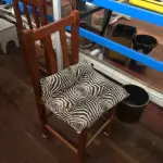 LOTE 143 - Lote de cadeiras de madeira todas da fábrica