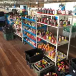 LOTE 173 - Lote com 3 prateleiras, carreteis de linha e caixas pequenas com carreteis de linha
