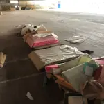 LOTE 246 - Lote com rolos de tecido, sintético, componentes