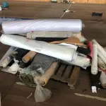 LOTE 246 - Lote com rolos de tecido, sintético, componentes