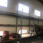 LOTE 022 - lote de prateleiras na parte da frente da fabrica