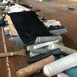 LOTE 246 - Lote com rolos de tecido, sintético, componentes