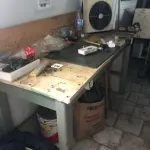 LOTE 064 - uma bancada de mecanico