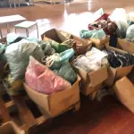 LOTE 246 - Lote com rolos de tecido, sintético, componentes