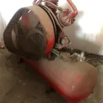 LOTE 152 - Compressor de ar vermelho 