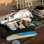 LOTE 246 - Lote com rolos de tecido, sintético, componentes