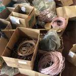 LOTE 246 - Lote com rolos de tecido, sintético, componentes