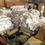 LOTE 246 - Lote com rolos de tecido, sintético, componentes