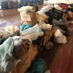 LOTE 246 - Lote com rolos de tecido, sintético, componentes
