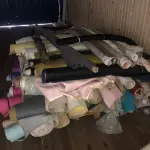 LOTE 246 - Lote com rolos de tecido, sintético, componentes