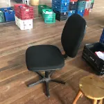 LOTE 134 - cadeira preta