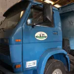 LOTE 064 - "CAMINHÃO VW 14-210, TRUCK, AZUL, ANO 1988, PLACAS IIA 4I98, C/ CAÇAMBA GRANELEIRA (45.000,00 caminhão + 25.000,00 caçamba)"