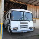 LOTE 072 - ÔNIBUS MOTOR HOME C/CAPACIDADE DE CARREGAR CAVALOS, ANO 1976, BRANCO, PLACAS ICX 0695