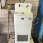 LOTE 055 - BEBEDOURO DUPLO, FONTE NOVA EM FIBRA, BRANCO