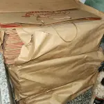 LOTE 222 - LOTE DE BOBINAS DE ETIQUETAS, SACOS PLÁSTICOS, FITAS ADESIVAS, TOUCAS PLÁSTICAS DESCARTÁVEIS, ETC.; SACOLAS DE PLÁSTICO E DE PAPEL COM A LOGOMARCA ARMAZEM DA CARNE